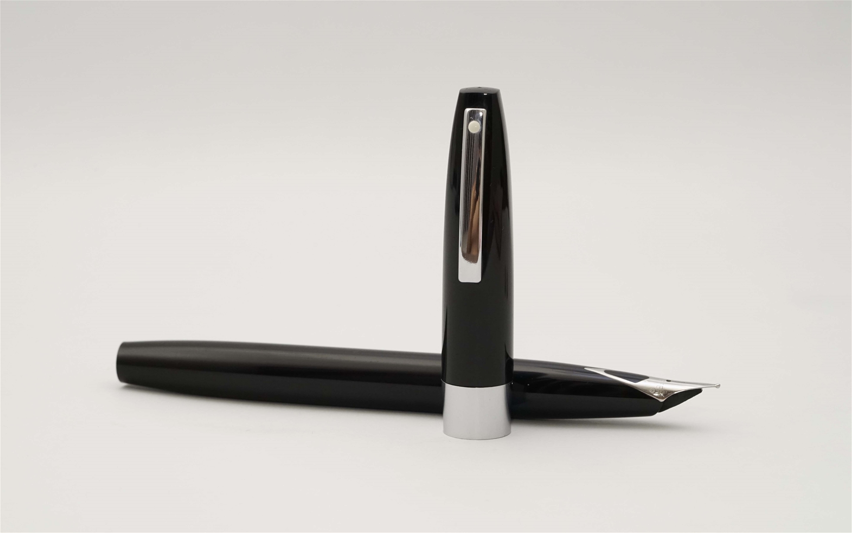 Bút máy Sheaffer 330 Quasi-Imperial Black Steel F 