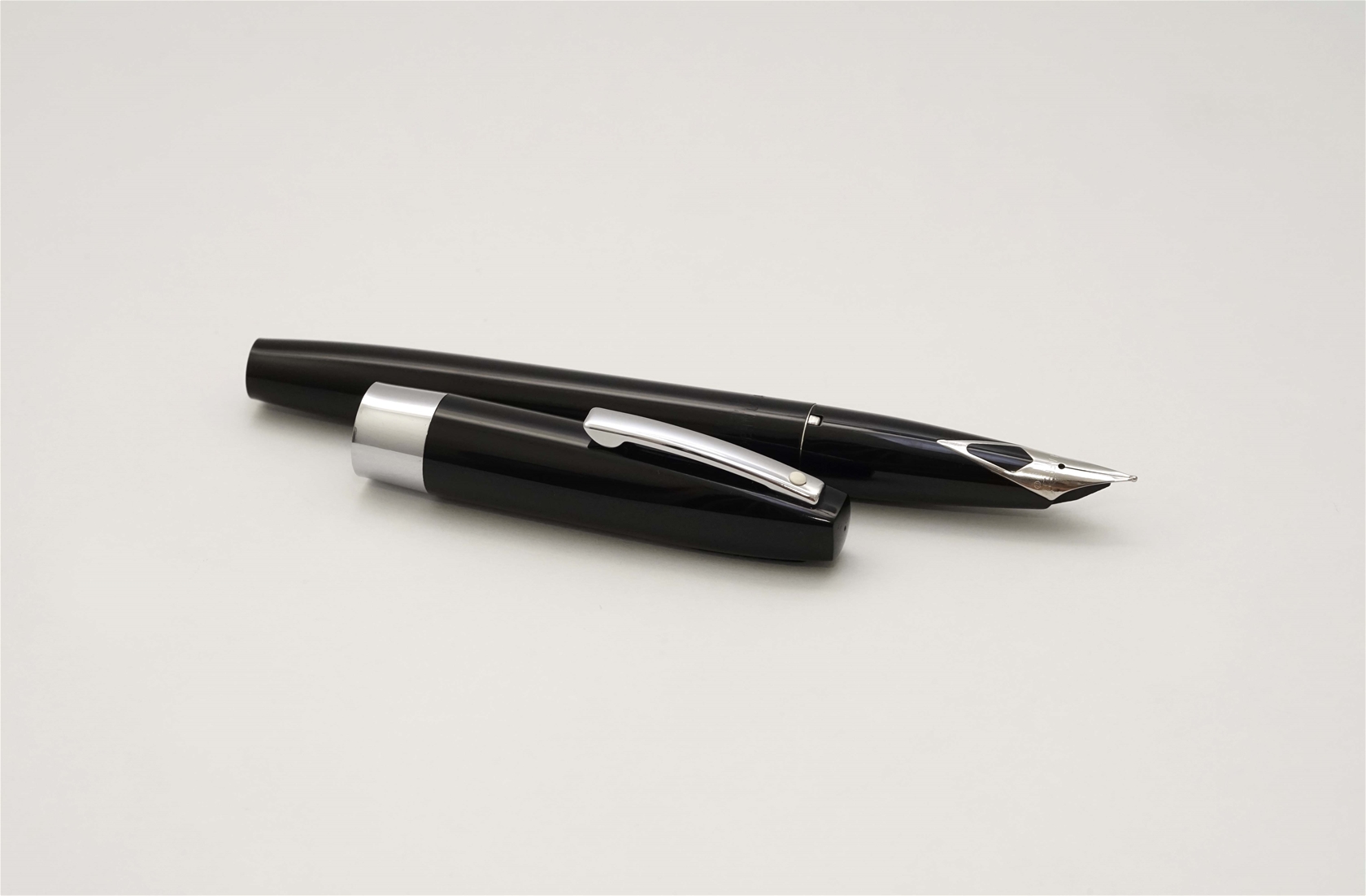 Bút máy Sheaffer 330 Quasi-Imperial Black Steel F 