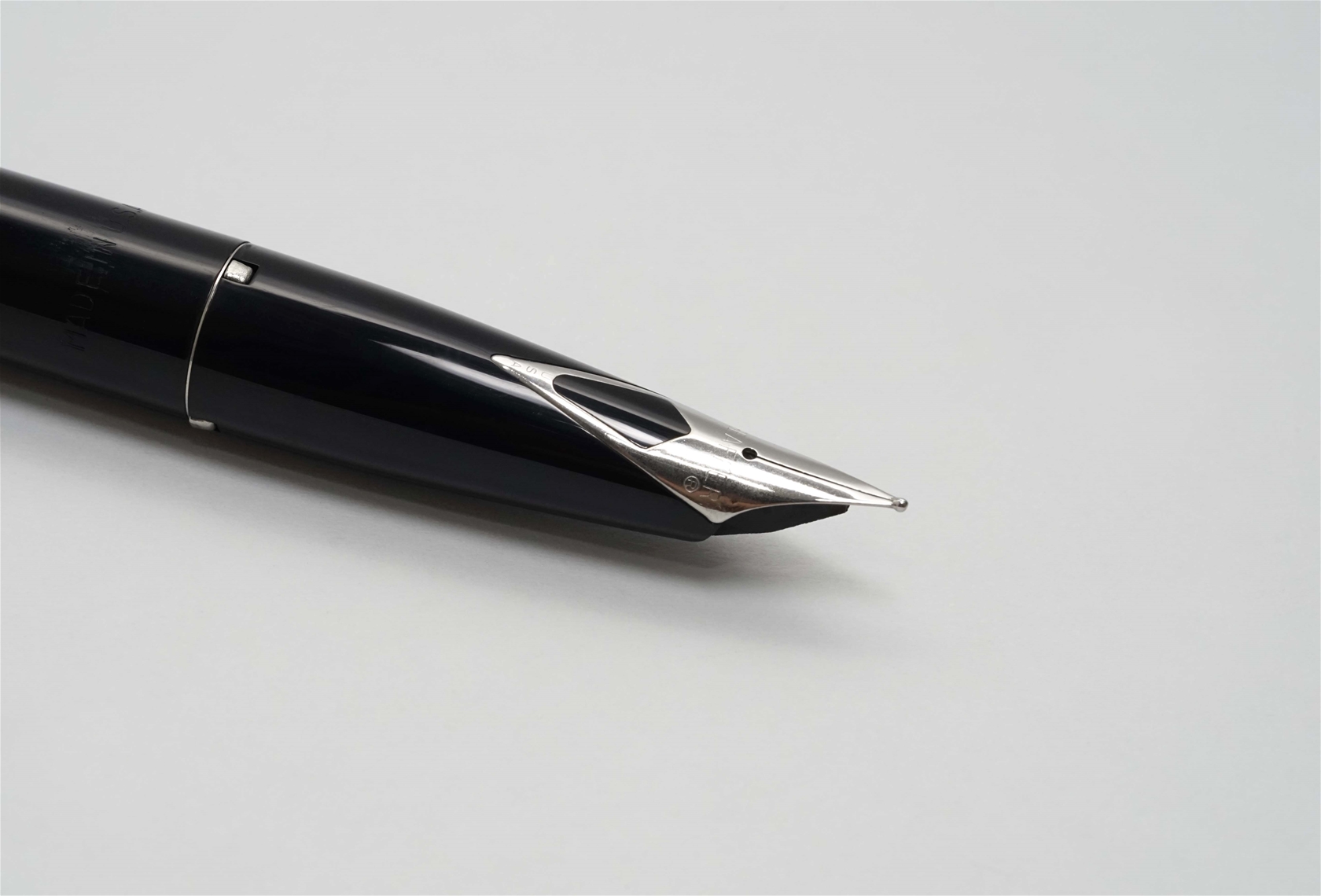 Bút máy Sheaffer 330 Quasi-Imperial Black Steel F 