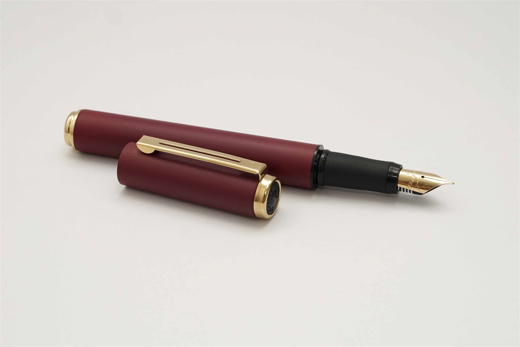 Bút máy Sheaffer Award Matte Red Steel F