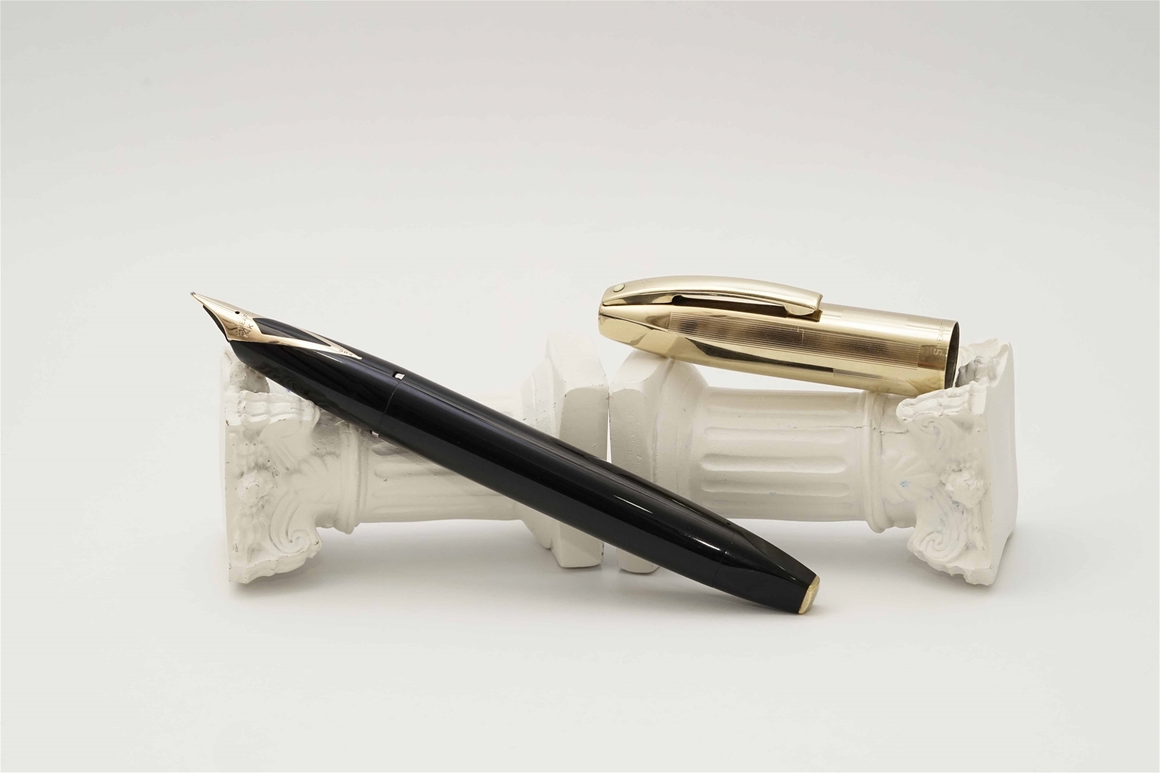 Bút máy Sheaffer PFM V Black & Gold Filled Cap 14K F