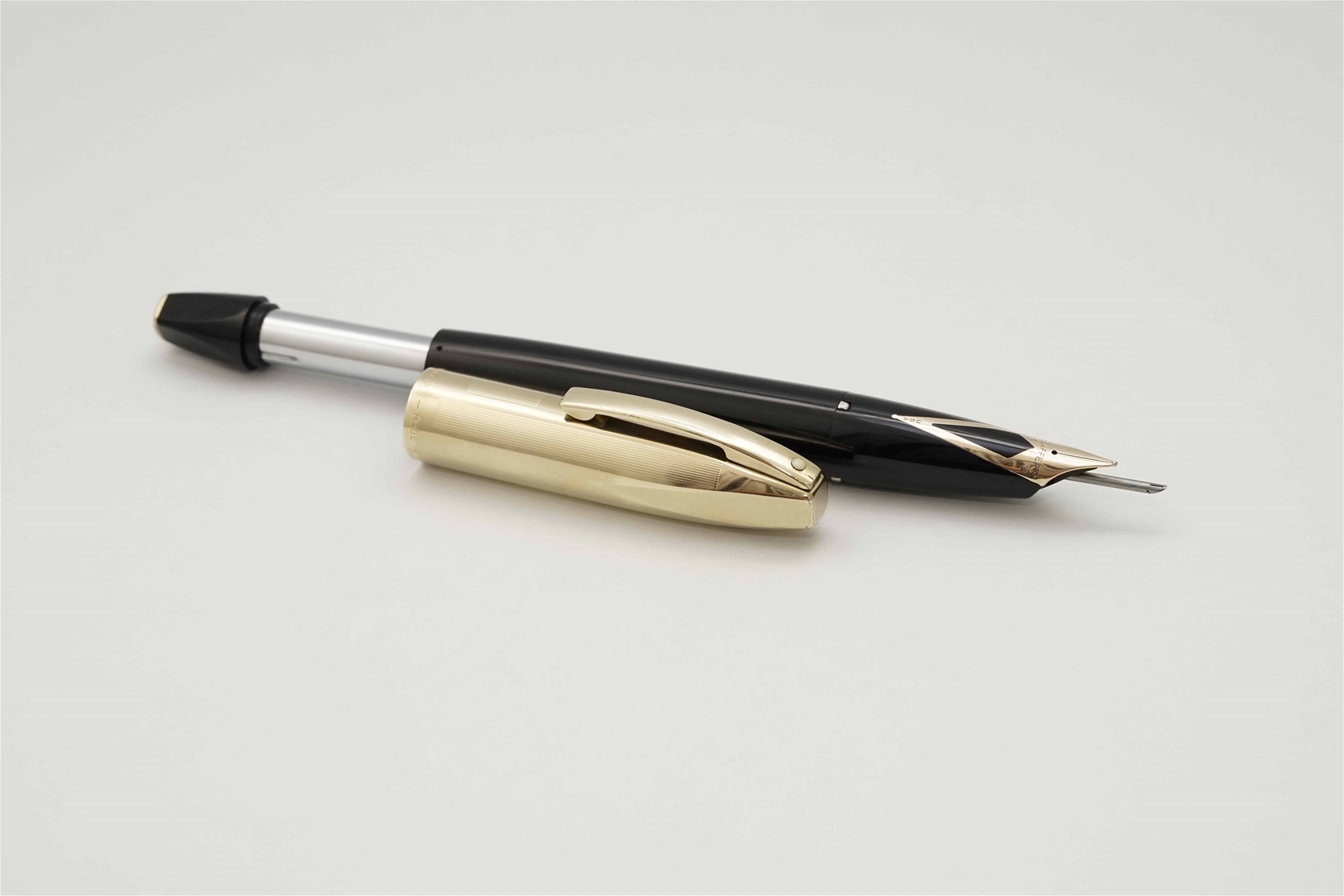 Bút máy Sheaffer PFM V Black & Gold Filled Cap 14K F