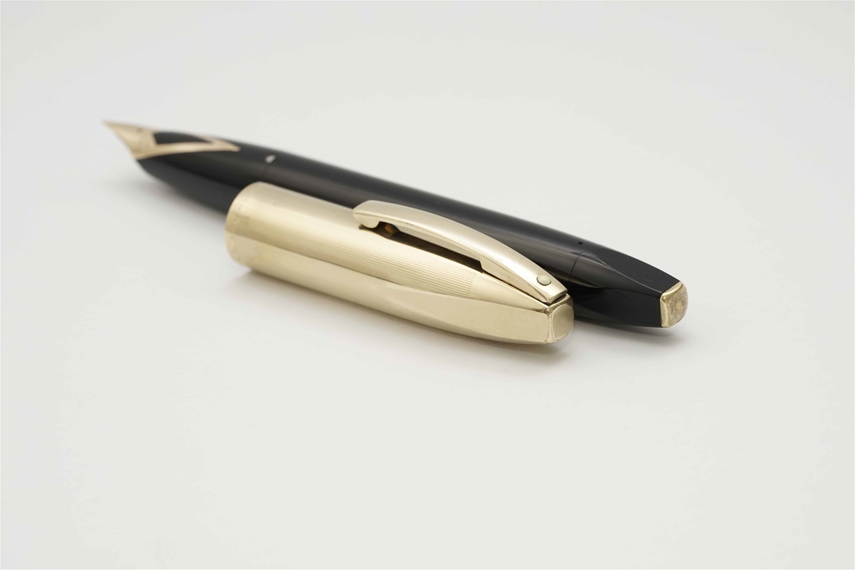 Bút máy Sheaffer PFM V Black & Gold Filled Cap 14K F