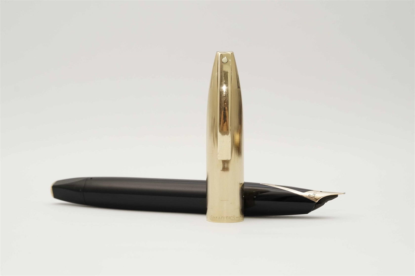 Bút máy Sheaffer PFM V Black & Gold Filled Cap 14K F