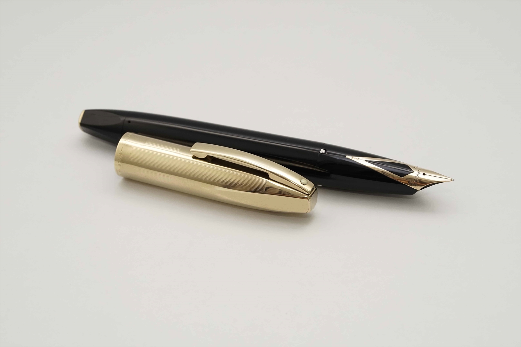 Bút máy Sheaffer PFM V Black & Gold Filled Cap 14K F