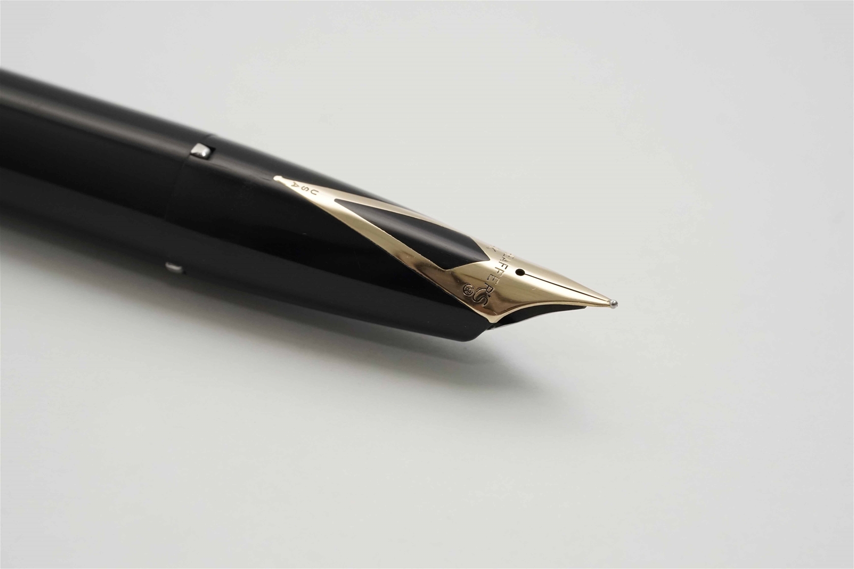 Bút máy Sheaffer PFM V Black & Gold Filled Cap 14K F