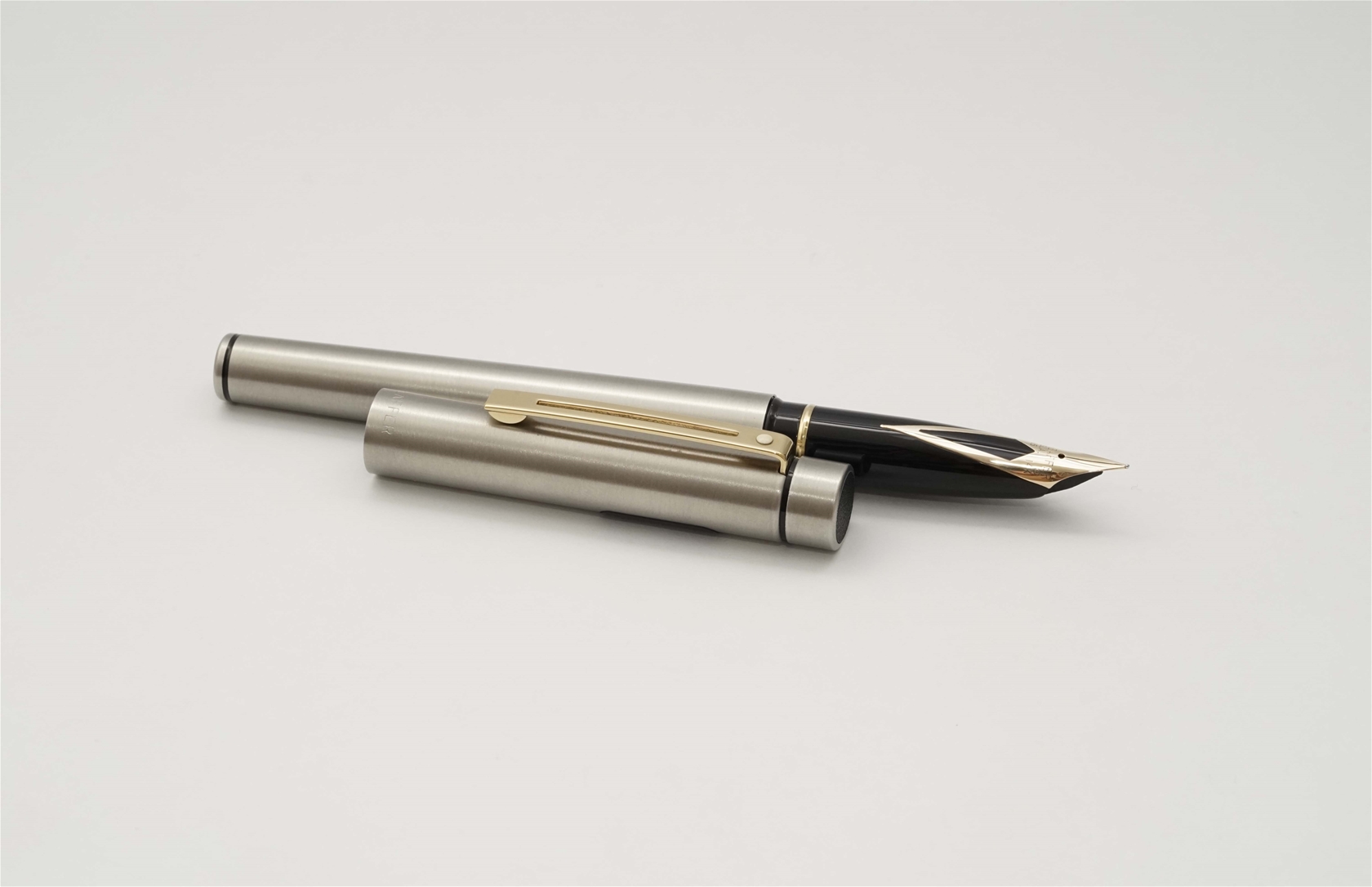 Bút máy Sheaffer Targa 1001 XG Brushed Stainless Steel 14K EF