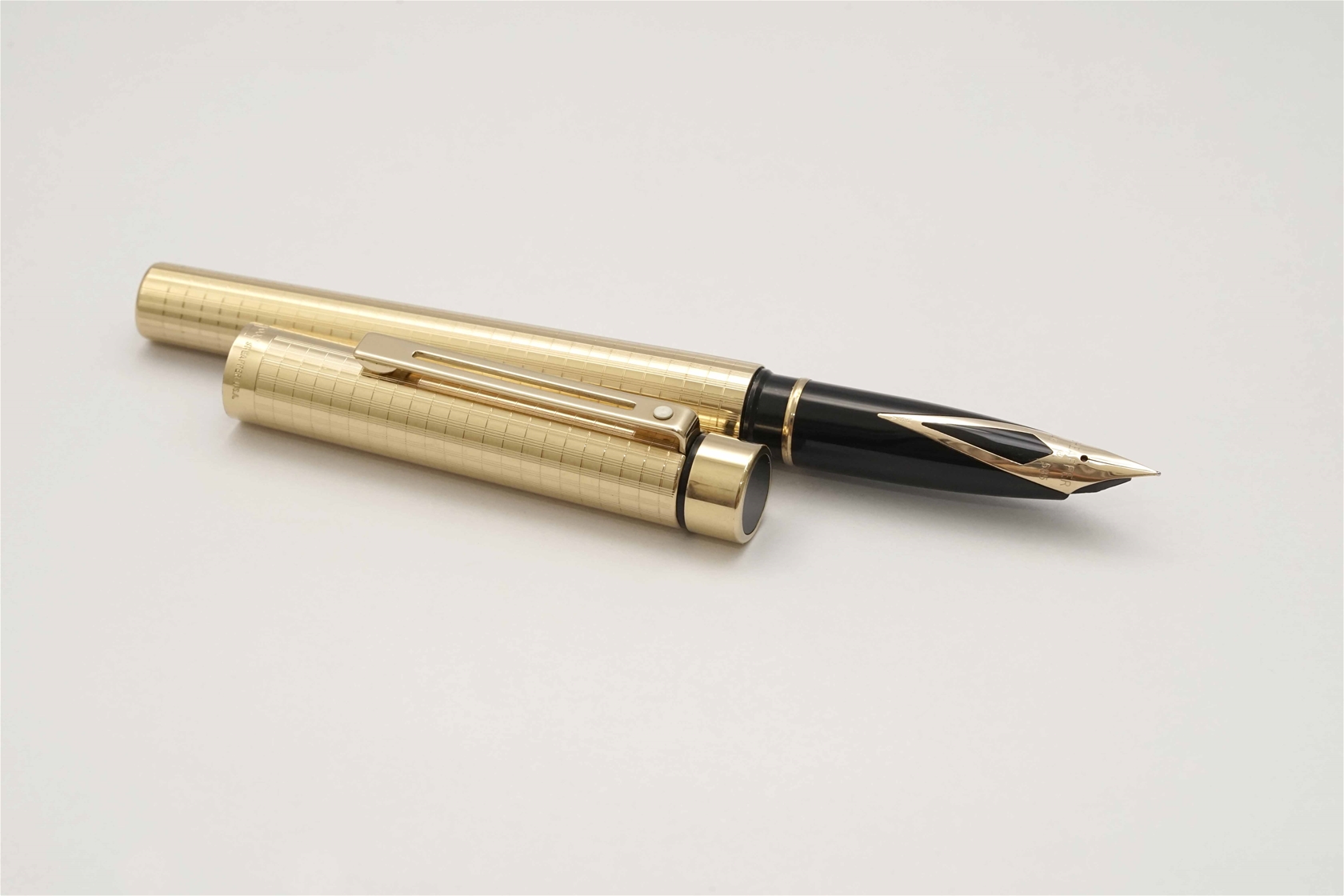 Bút máy Sheaffer Targa 1007 Gold Plated Geometric 14K F