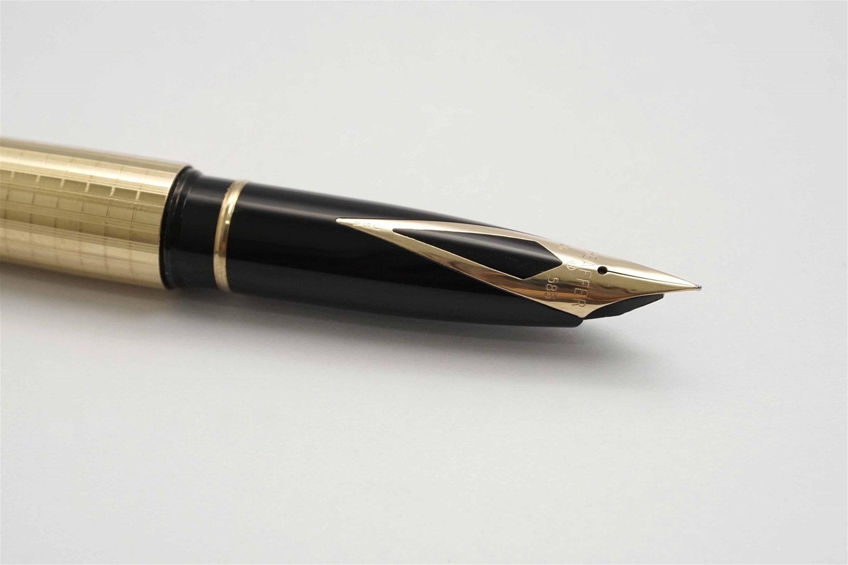 Bút máy Sheaffer Targa 1007 Gold Plated Geometric 14K F