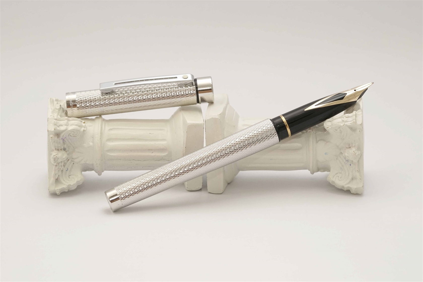 Bút máy Sheaffer Targa 1008 Barleycorn Silver Plated 14K F