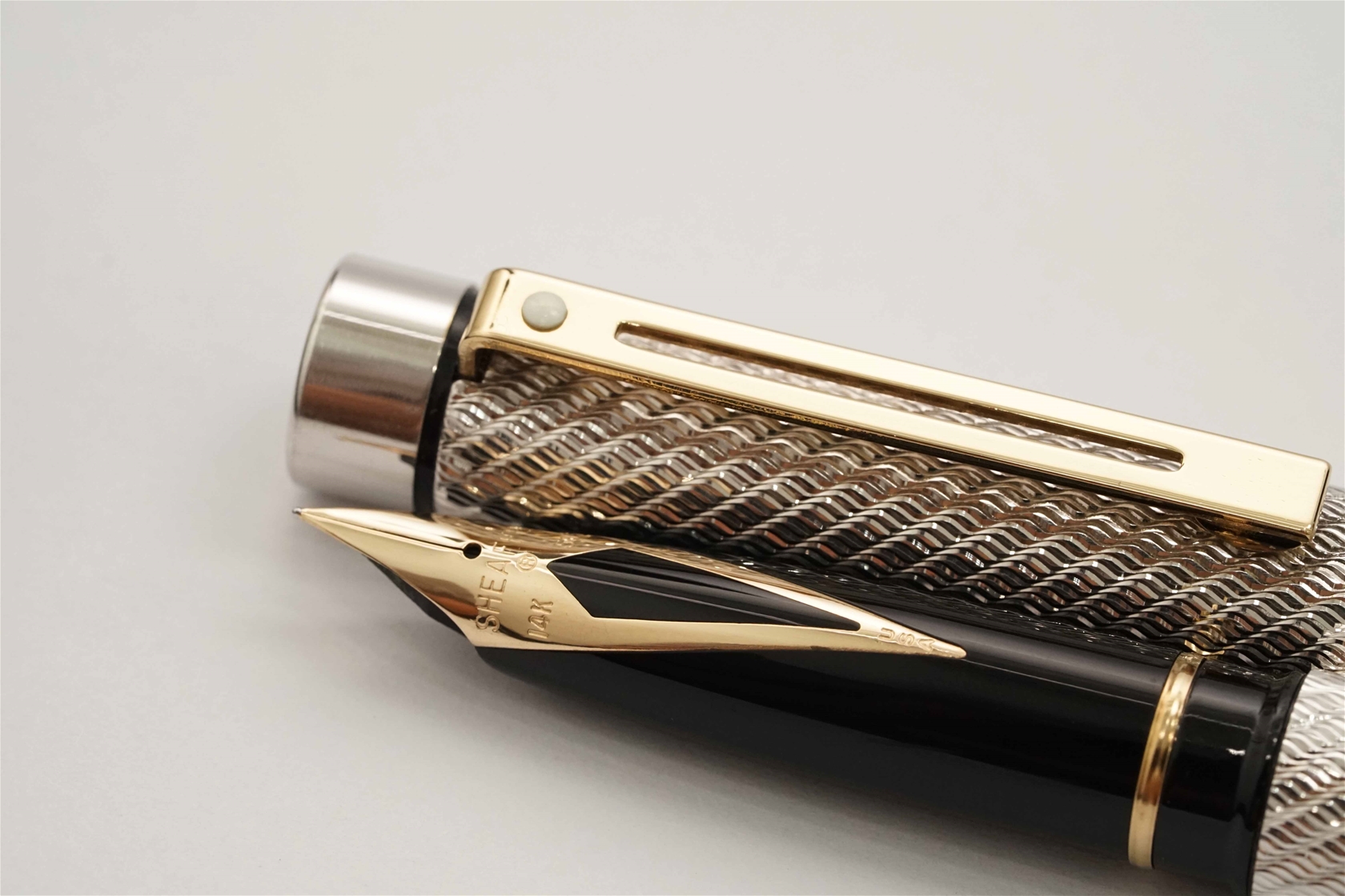 Bút máy Sheaffer Targa 1012 Spiral Silver 14K F