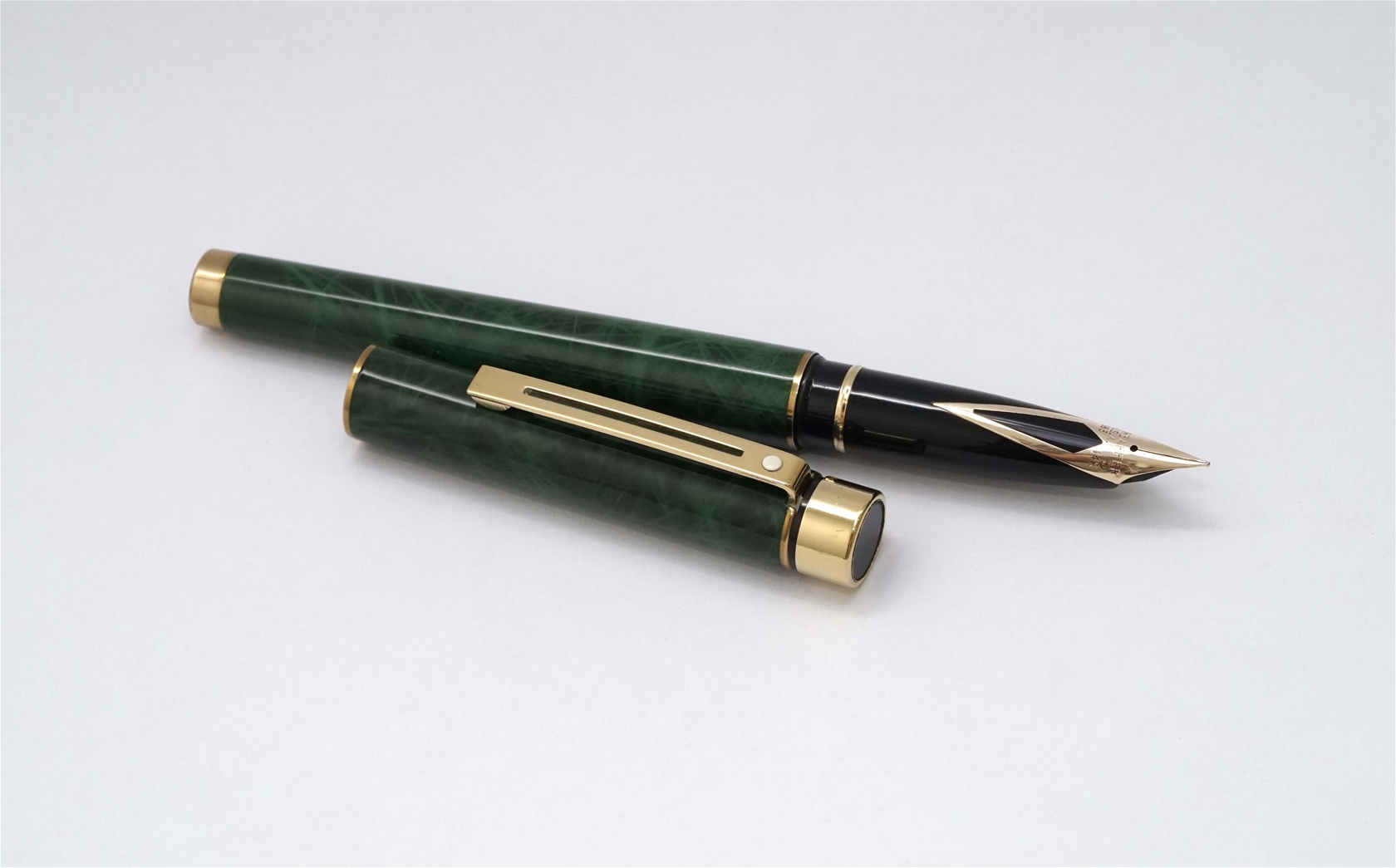 Bút máy Sheaffer Targa 1038 Green Ronce Lacquer 14K F 