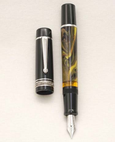 Bút máy Delta Galleria Doue Multicolour Resin Black Cap 18K F