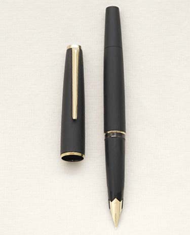 Bút máy Montblanc 220 Classic Matte Black 14K F