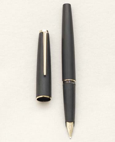 Bút máy Montblanc Classic Matte Black 14K OB
