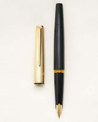 Bút máy Montblanc Masterpiece 124 Gold & Black Pinstripe 18K EF